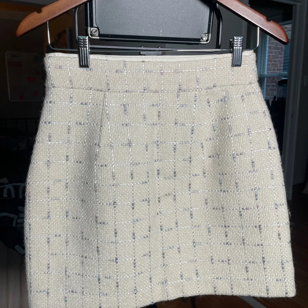 Elegant Cream Tweed Women's Blazer and Skirt Set - Picture 6 of 8